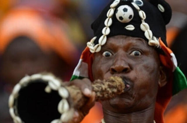 Kartą Afrikoje… sirgalius smogė futbolo teisėjui vuvuzela (Video)