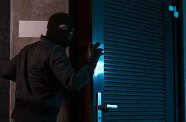 Kretingoje bandyta apvogti juvelyrinių dirbinių parduotuvę