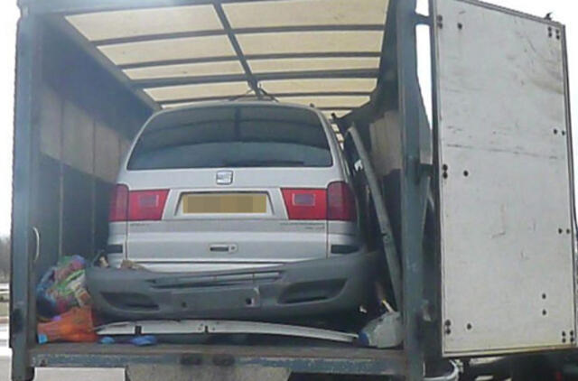 Pasieniečiai sulaikė Anglijoje pavogtus vienatūrį ir du mikroautobusų variklius