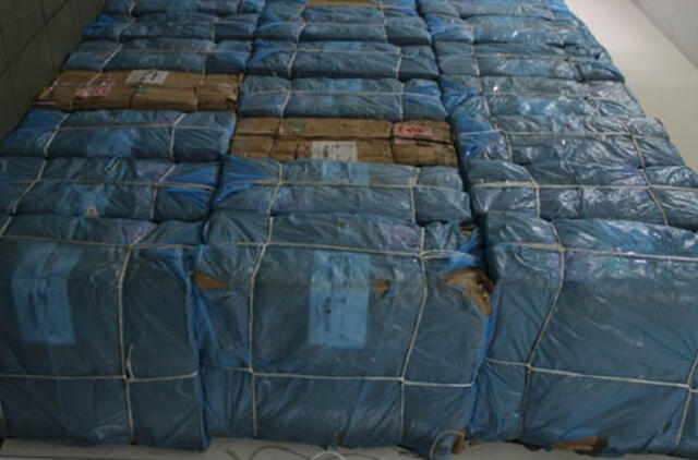 Pasieniečiai sulaikė didelį rūkalų krovinį ir tris vyrus