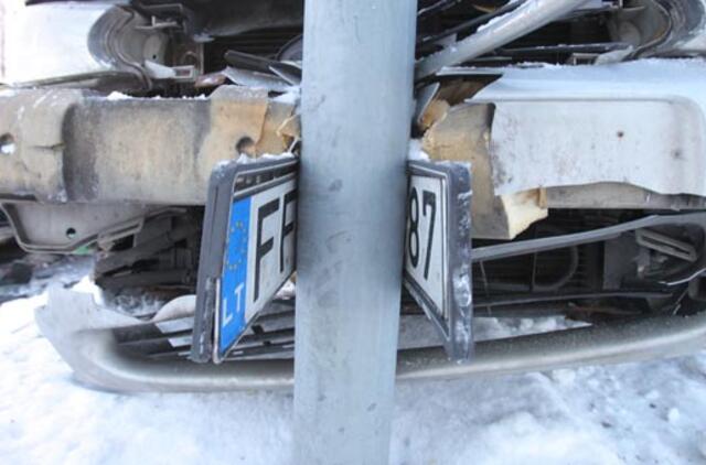 Penktadienio rytą šalies keliuose: sužalota mergaitė, 9 žmonės liko suspausti automobilyje