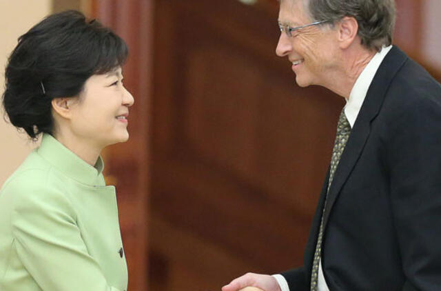 Pietų korėjiečiai pasipiktinę: Bilas Geitsas su šalies prezidente sveikinosi laikydamas ranką kišenėje