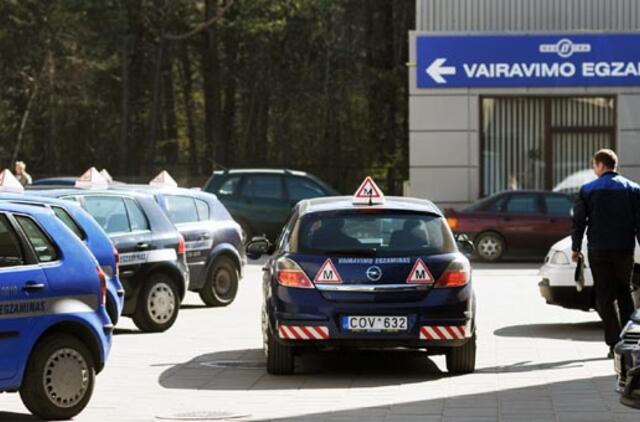 Vairavimo egzaminą siūlo perlaikyti tik du kartus prasižengusiems