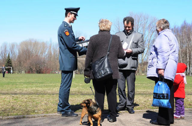 Žmonės ant tikrintojų šunų nesiundė