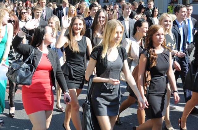 Abiturientai švenčia "Paskutinį skambutį" (video)