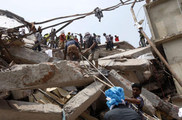 Bangladeše sugriuvusio fabriko aukų skaičius perkopė 500, sulaikytas inžinierius