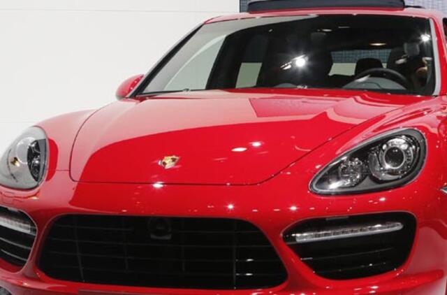 Darbuotojams - minimalus atlyginimas, sau - "Porsche Cayenne"