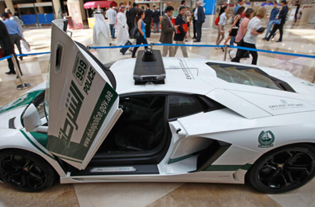 Dubajaus policijos automobilių parką papildė "Ferrari"