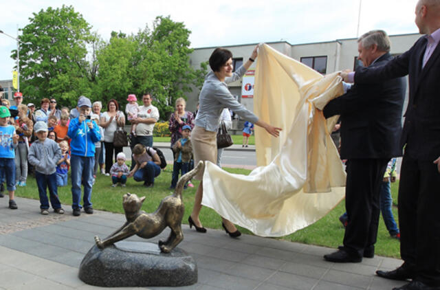 Gargždams padovanotas bronzinis katinas