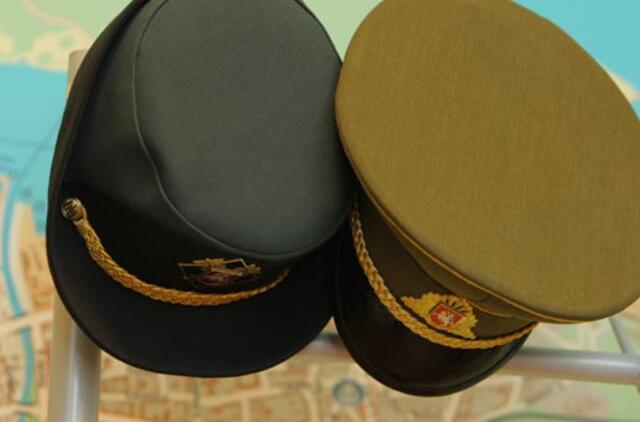 Gatve ėjusiam kariškiui - smūgis per kepurę