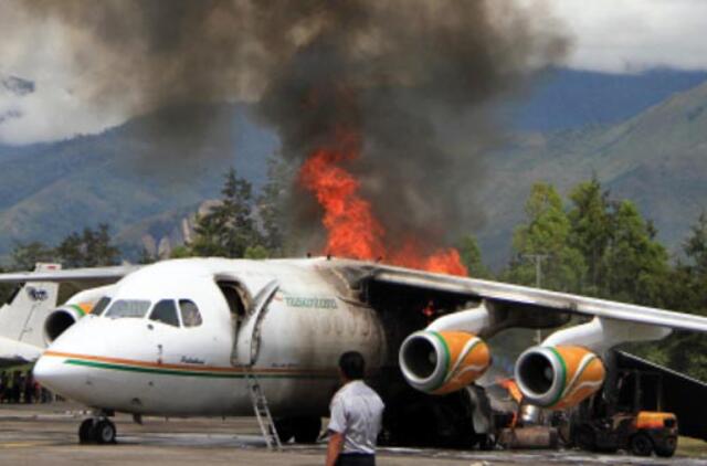 Indonezijos oro uoste užsiliepsnojo krovininis lėktuvas