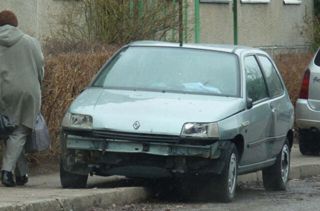 Karas su "šaligatviniais" automobiliais tęsiasi