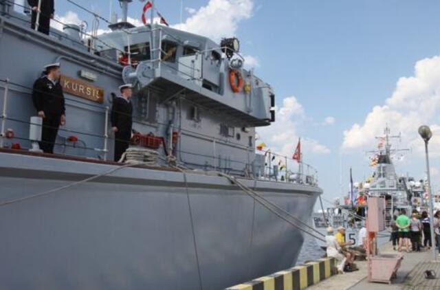 Karinius laivus globos moterys