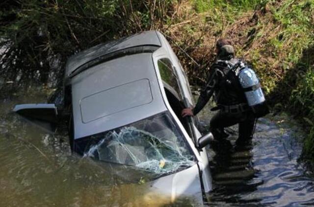 Kelių gaidelis paskraidė ir išsimaudė