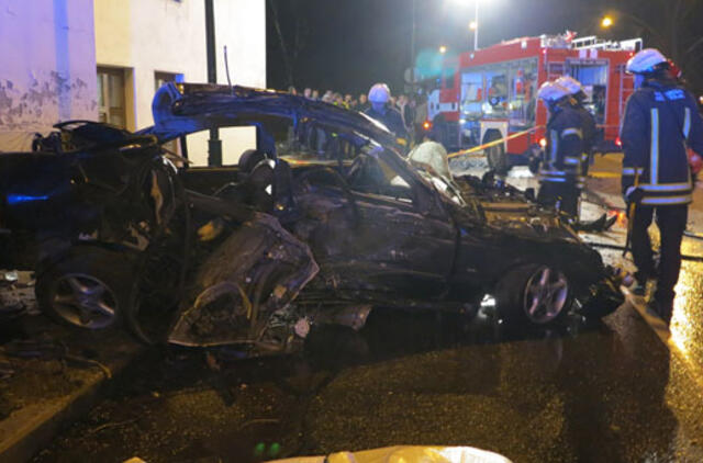 Kraupios avarijos metu žuvo du jaunuoliai