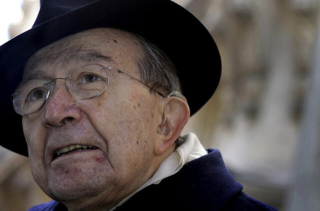 Mirė septynis kartus Italijos premjeru buvęs Džulijus Andreotis