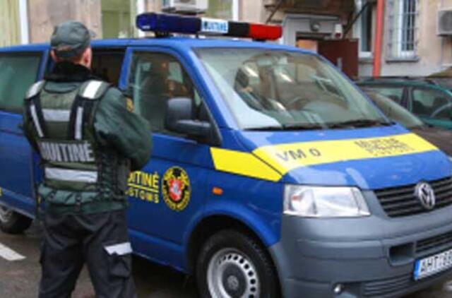 Nuo pareigų nušalintas muitininkas, įtariamas teikęs informaciją vairuotojams apie planuojamus patikrinimus keliuose