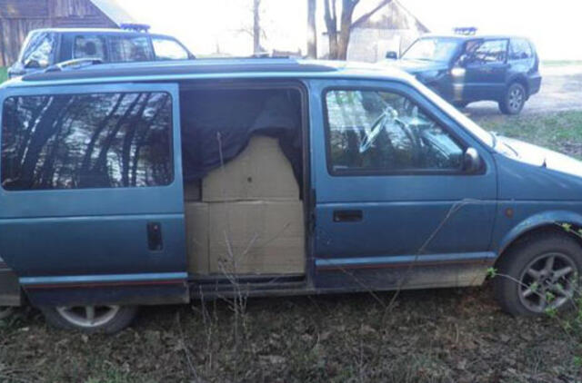 Pasieniečių visureigį aplenkę kontrabandininkai neteko rūkalų už 135 tūkst. litų