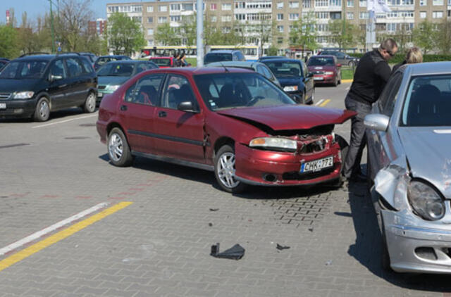 Po draudimo bendrovės langais "mersedesas" sukūlė "roverį"