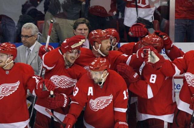 "Red Wings" ledo ritulininkai trečią kartą nugalėjo "Blackhawks" ekipą