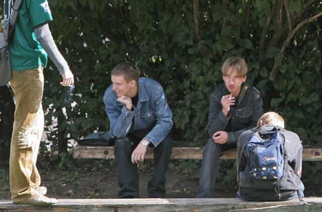 Seimas svarsto galimybę uždrausti rūkyti nepilnamečiams