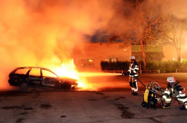 Stokholmo priemiestyje tęsiasi riaušės