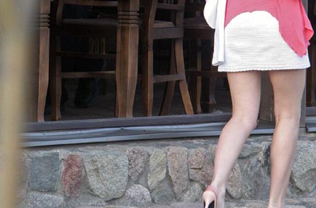 Trumpus seimūnų padėjėjų sijonus filmavęs žurnalistas išmestas iš Seimo