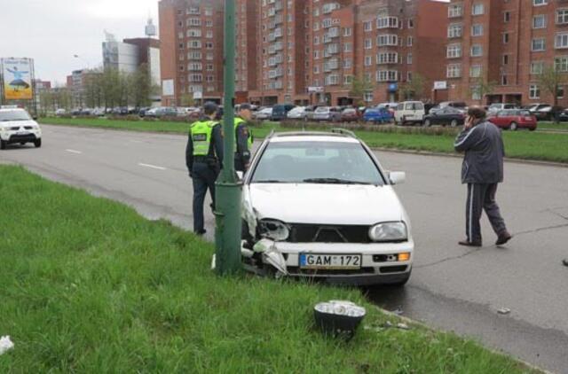 Tuščiame prospekte susidūrė du automobiliai