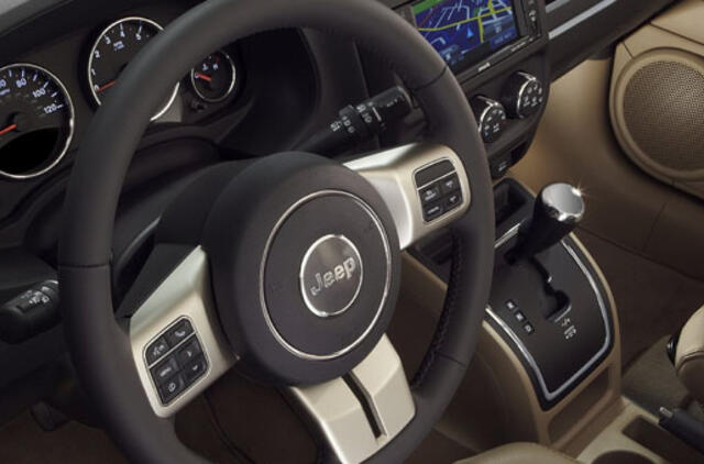 Atšaukiama daugiau nei 630 tūkst. visureigių "Jeep"