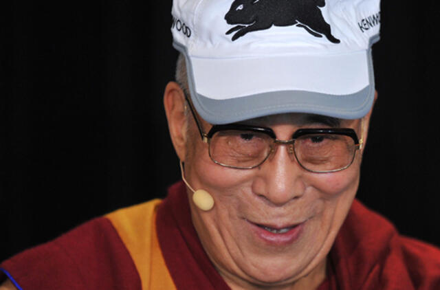 Dalailama teigia, kad jo įpėdiniu galėtų tapti ir moteris