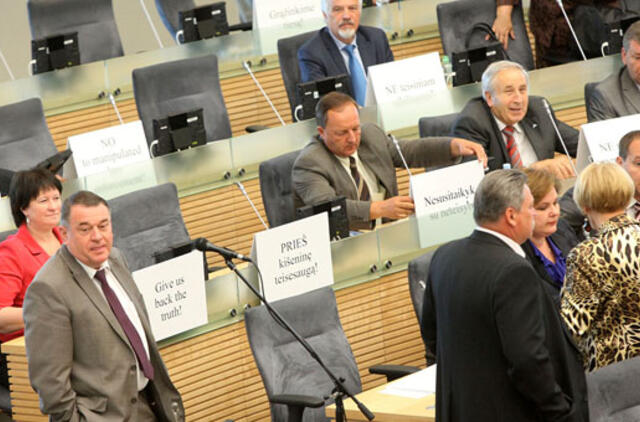 "Darbiečiai" metinį pranešimą išklausė "apsiginklavę" plakatais