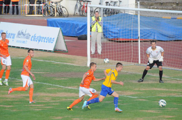 Išdegino stadiono veją