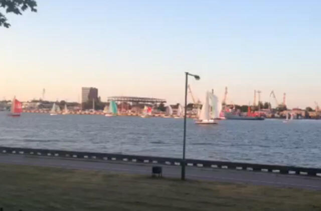 Jachtos išplaukė į naktinę Joninių regatą