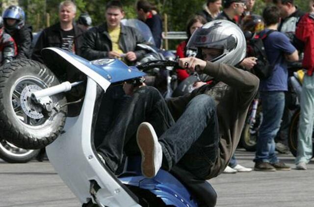 Jauna motorolerio vairuotoja partrenkė senutę