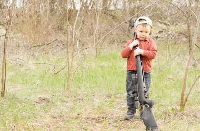 Ketverių metų vaikas JAV nušovė tėvą