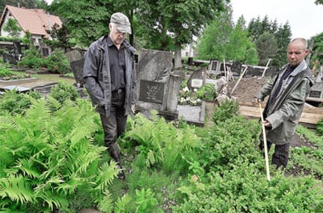Kretingiškė kaltina skulptorių kapavietės išniekinimu