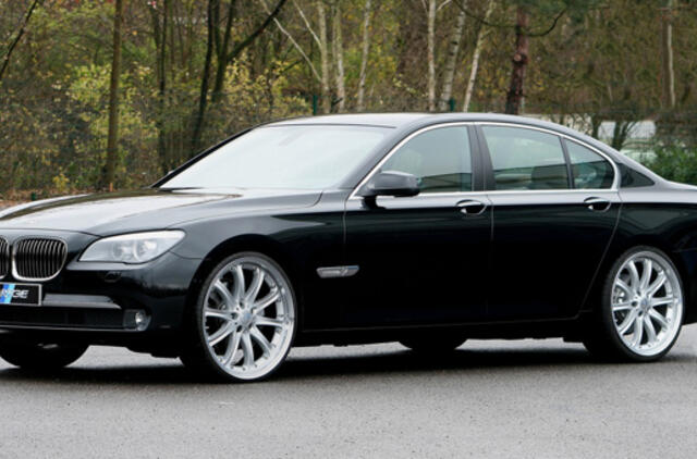 Lietuvą jau pasiekė pirmieji pirmininkavimui ES skirti BMW automobiliai