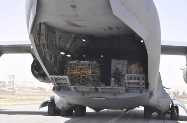 Lietuvos karinė technika ir įranga iš Goro provincijos išgabenama JAV transportiniais lėktuvais „C-17“