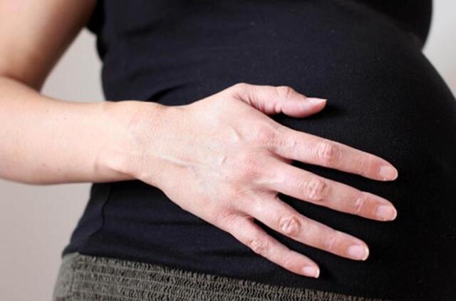 Motina Britanijoje privertė pastoti nepilnametę įdukrą