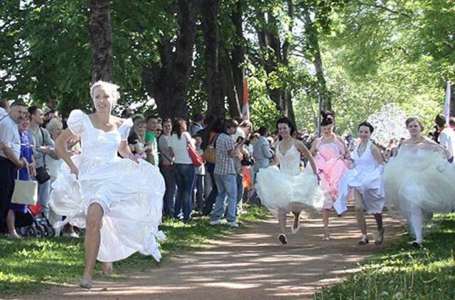 Narvoje vyko kasmetinės nuotakų lenktynės