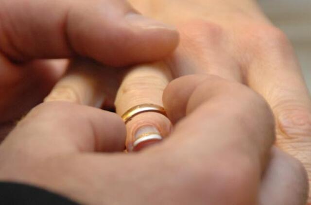 Nepavykus išprievartauti, pavogė auksinius žiedus