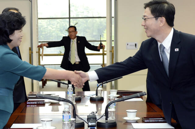 Pirmą kartą per dvejus metus susitiko abiejų Korėjų atstovai