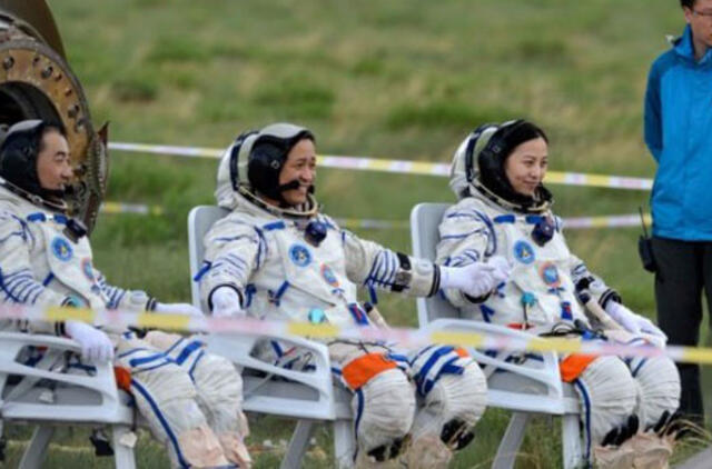 Po rekordinio skrydžio į Žemę grįžo Kinijos kosminis laivas „Shenzhou 10“