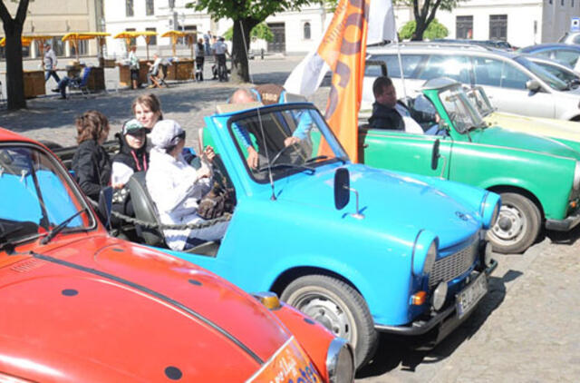 Rožiniai, geltoni ir oranžiniai - nepaklausiausi automobiliai