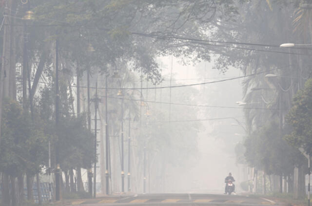 Singapūre smogas trečią dieną iš eilės pasiekė rekordinį lygį
