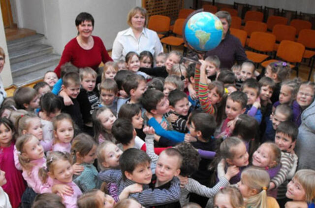Vaikai, tėvai ir mokytojai apkabino Žemę