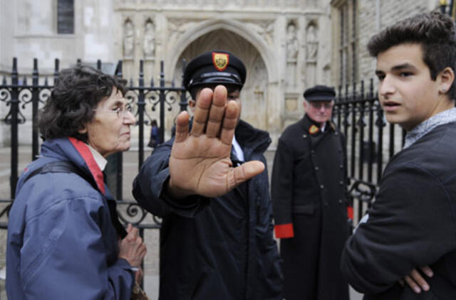 Vestminsterio abatijoje dažais ištepliotas Elžbietos II portretas