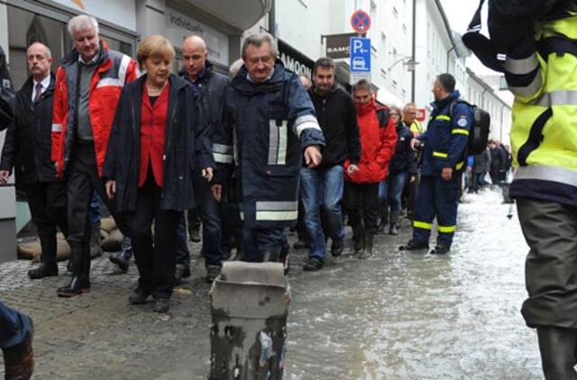 Vokietijos potvynio regione apsilankiusi Angela Merkel pažadėjo pagalbą stichijos aukoms