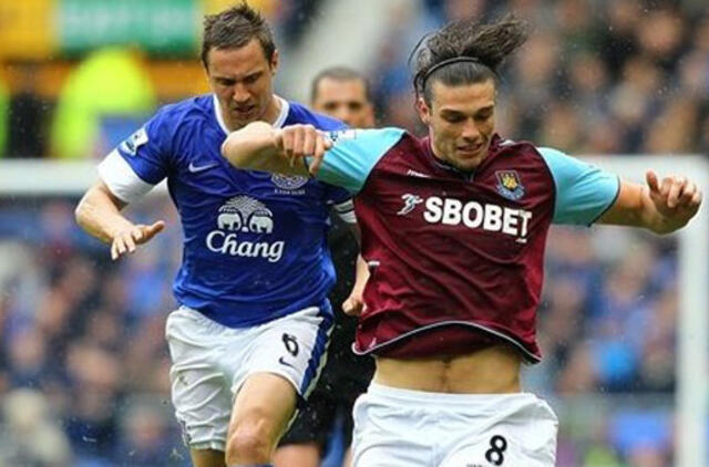 „West Ham“ už rekordinę klubui sumą įsigijo puolėją Andy Carrollą