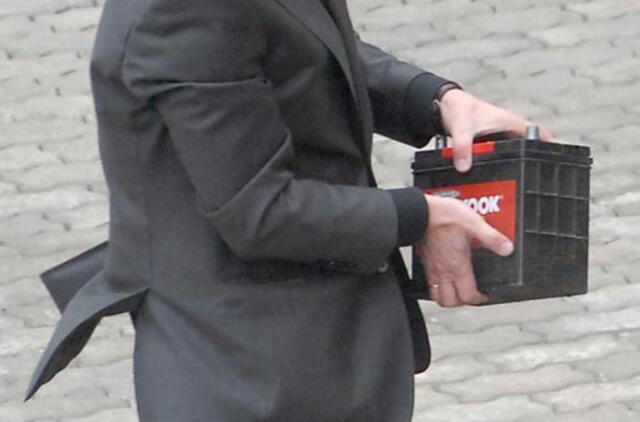 Benamis bandė nušvilpti akumuliatorius